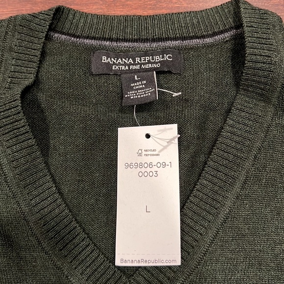 Banana republic extra fine merino green V-neck sweater. size Large - Picture 3 of 3